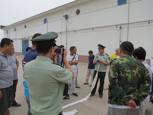 消防教官讲解消防水带的使用方法