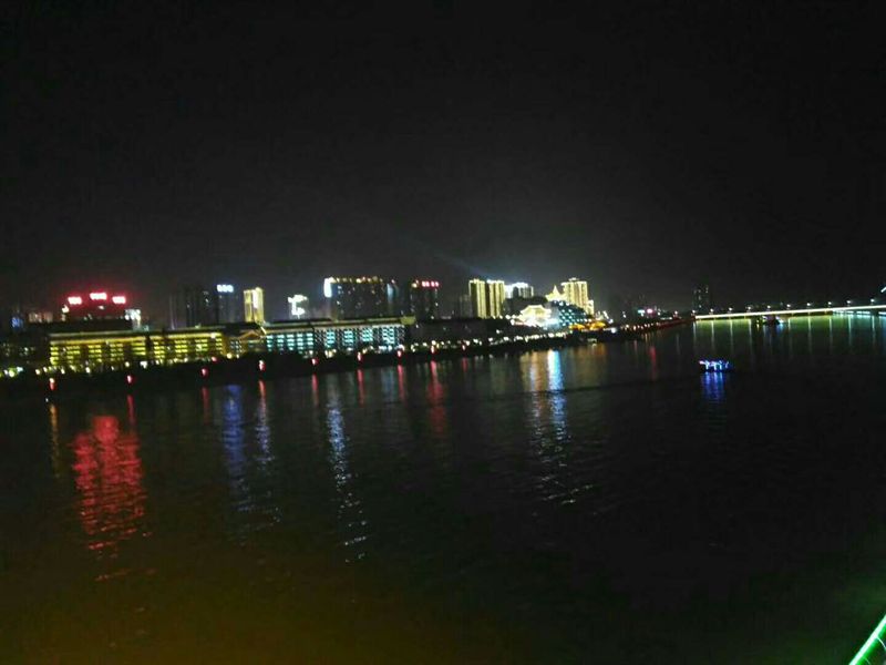 夜色咸阳湖  陈美丽  摄